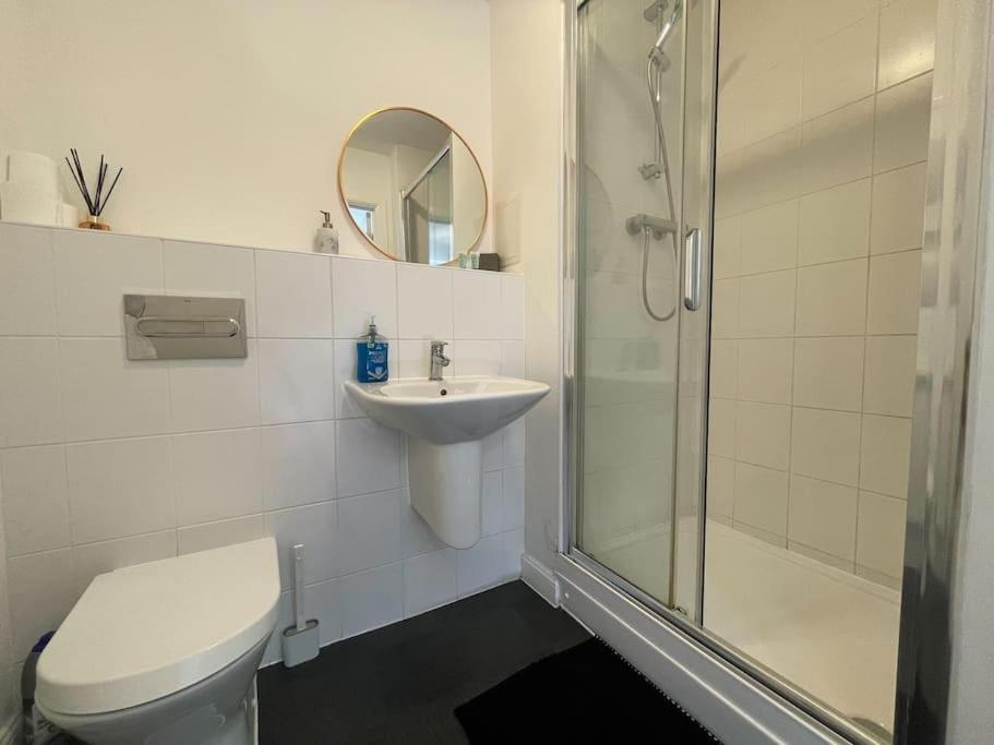 Stylish Station Apartment In Rochester With Free Parking Wainscot Exteriér fotografie