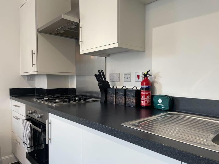 Stylish Station Apartment In Rochester With Free Parking Wainscot Exteriér fotografie