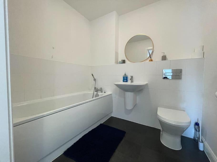 Stylish Station Apartment In Rochester With Free Parking Wainscot Exteriér fotografie