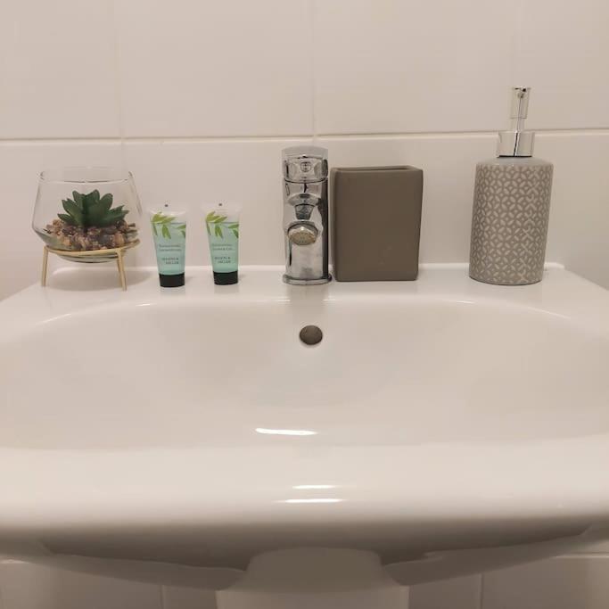 Stylish Station Apartment In Rochester With Free Parking Wainscot Exteriér fotografie