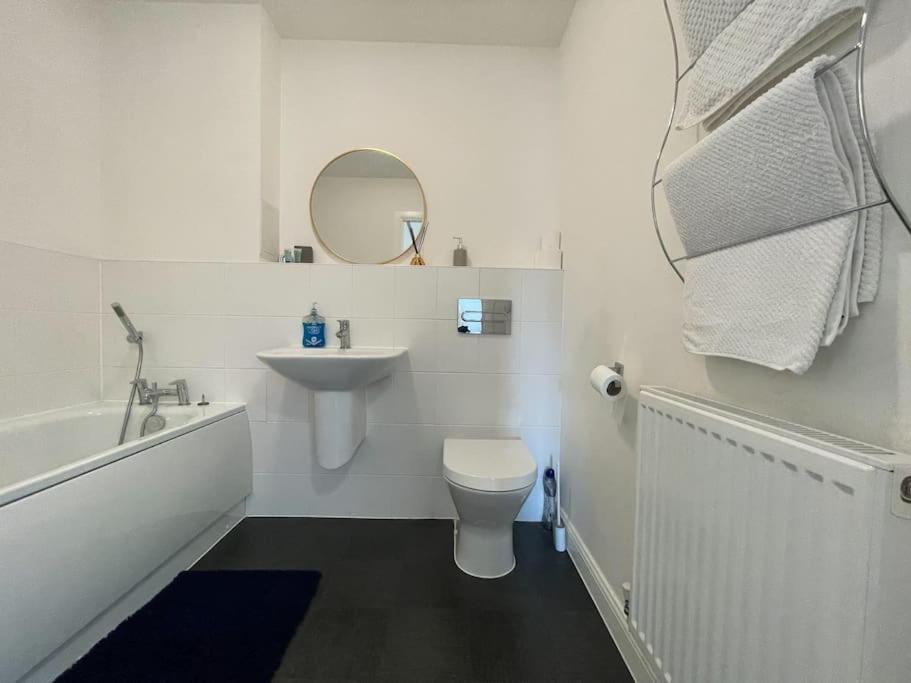 Stylish Station Apartment In Rochester With Free Parking Wainscot Exteriér fotografie