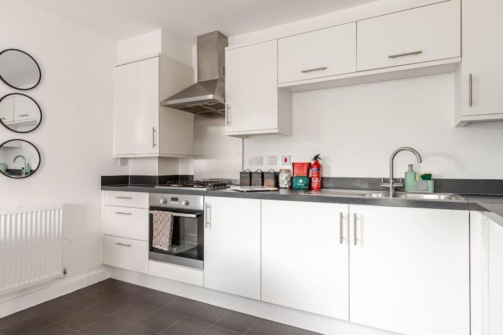 Stylish Station Apartment In Rochester With Free Parking Wainscot Exteriér fotografie