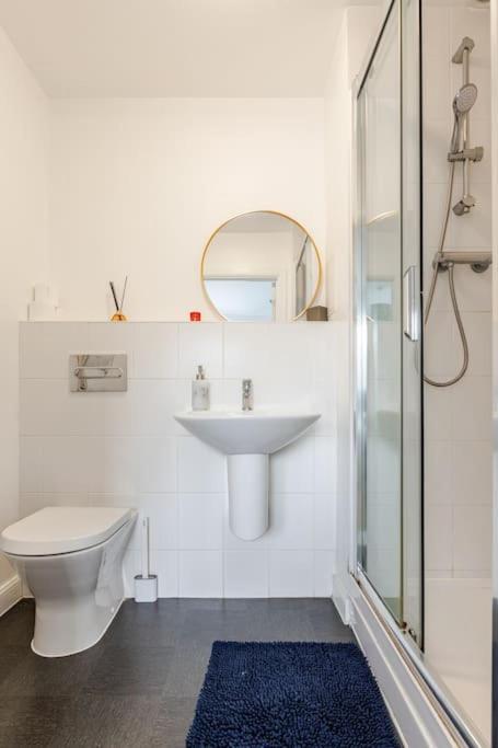 Stylish Station Apartment In Rochester With Free Parking Wainscot Exteriér fotografie