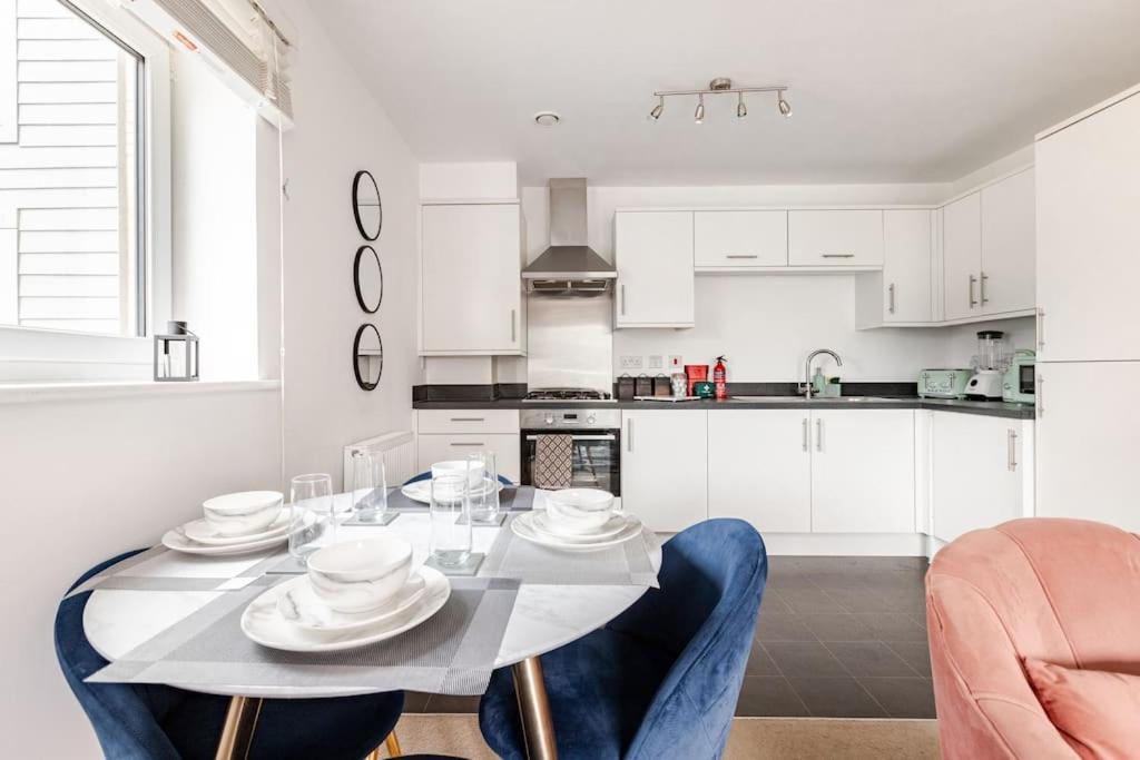 Stylish Station Apartment In Rochester With Free Parking Wainscot Exteriér fotografie