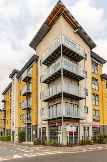 Stylish Station Apartment In Rochester With Free Parking Wainscot Exteriér fotografie