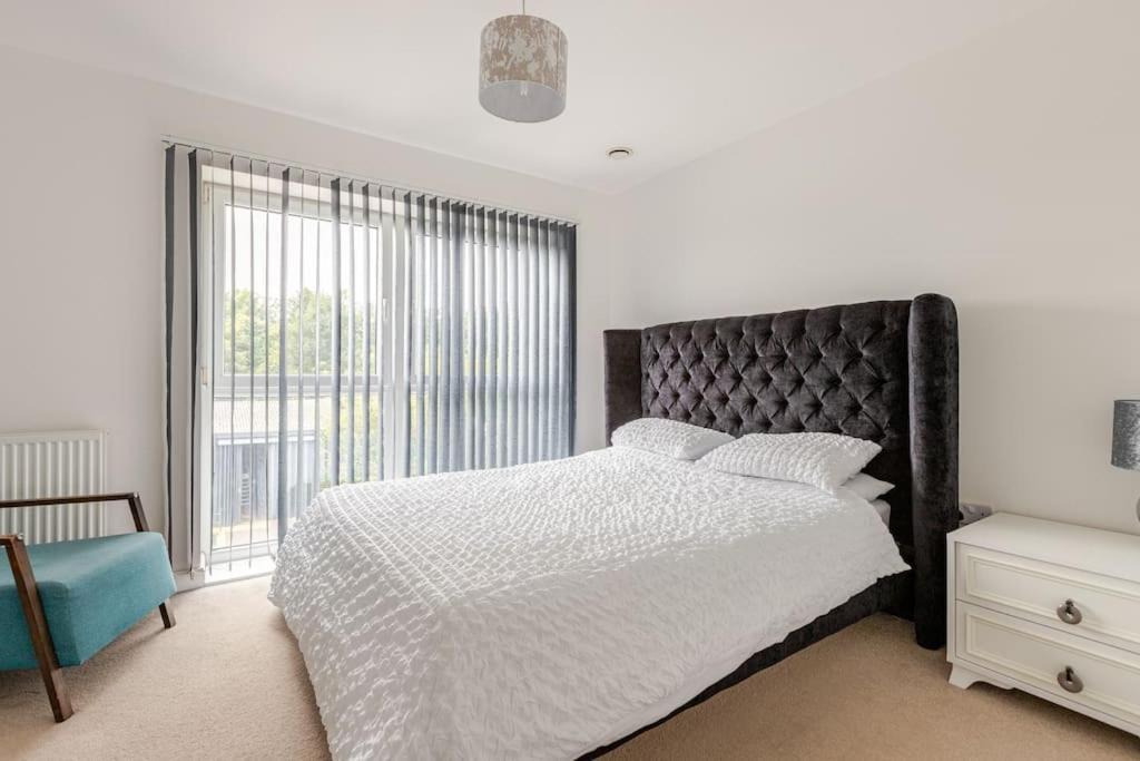 Stylish Station Apartment In Rochester With Free Parking Wainscot Exteriér fotografie