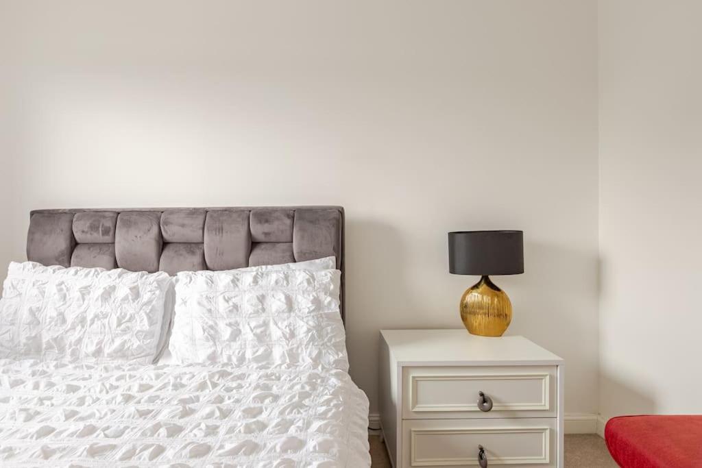 Stylish Station Apartment In Rochester With Free Parking Wainscot Exteriér fotografie